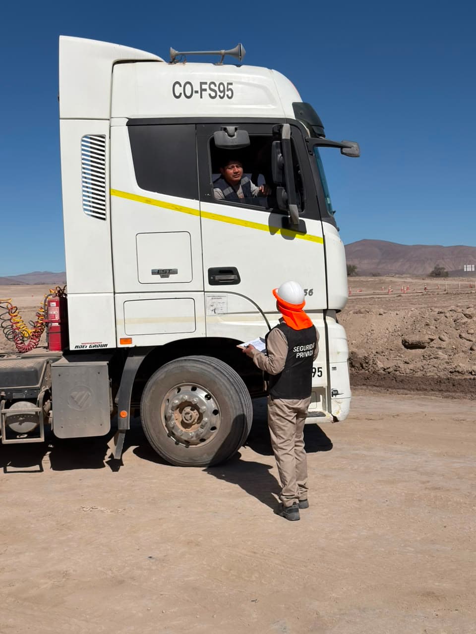 Guardia de seguridad revisando el ingreso de un camión en punto de control de faena