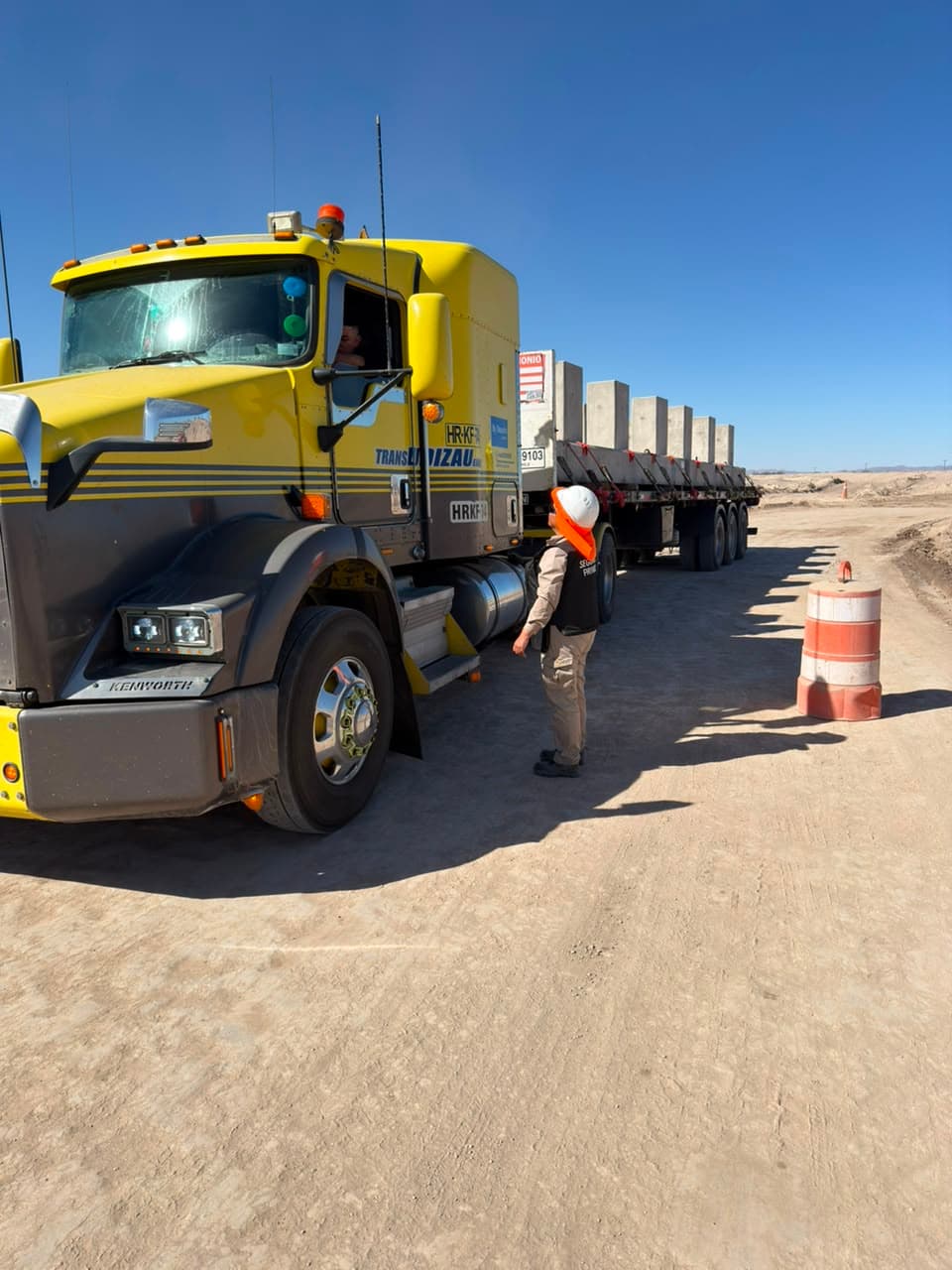 Inspección de camión con carga de losas de hormigón en punto de control