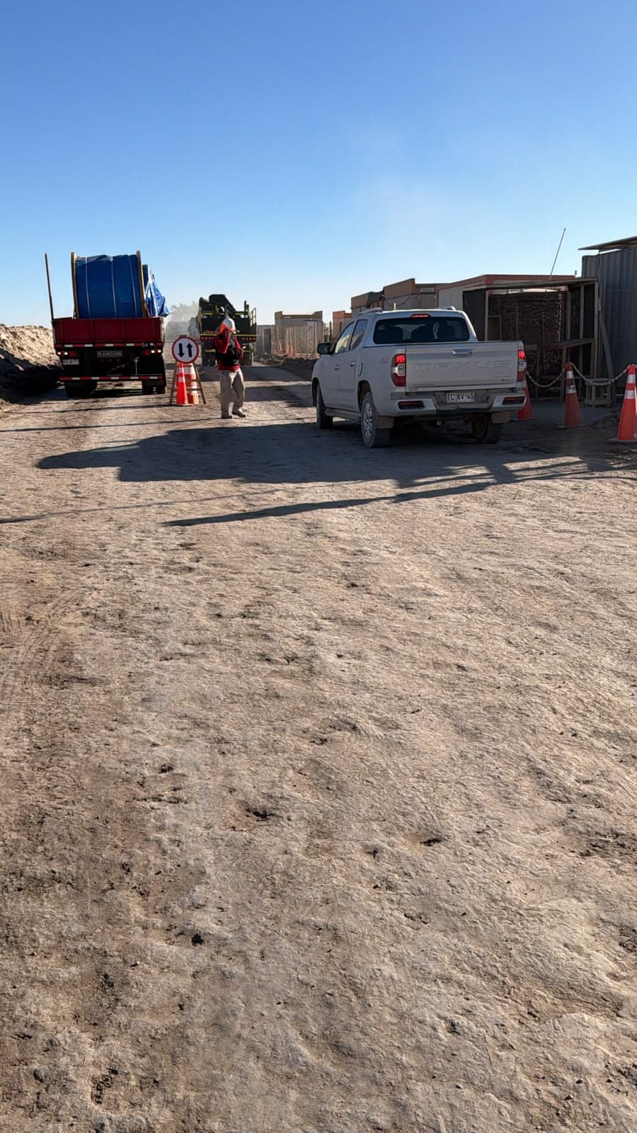 Guardia inspeccionando camión con carga de prefabricados de hormigón