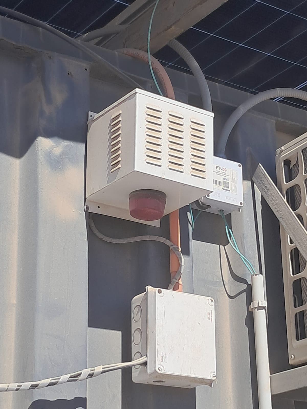 Equipo técnico de seguridad instalado en terreno
