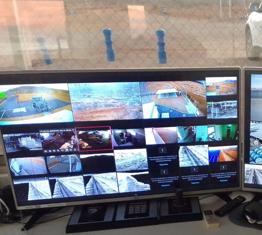 Sala de monitoreo con múltiples pantallas de CCTV