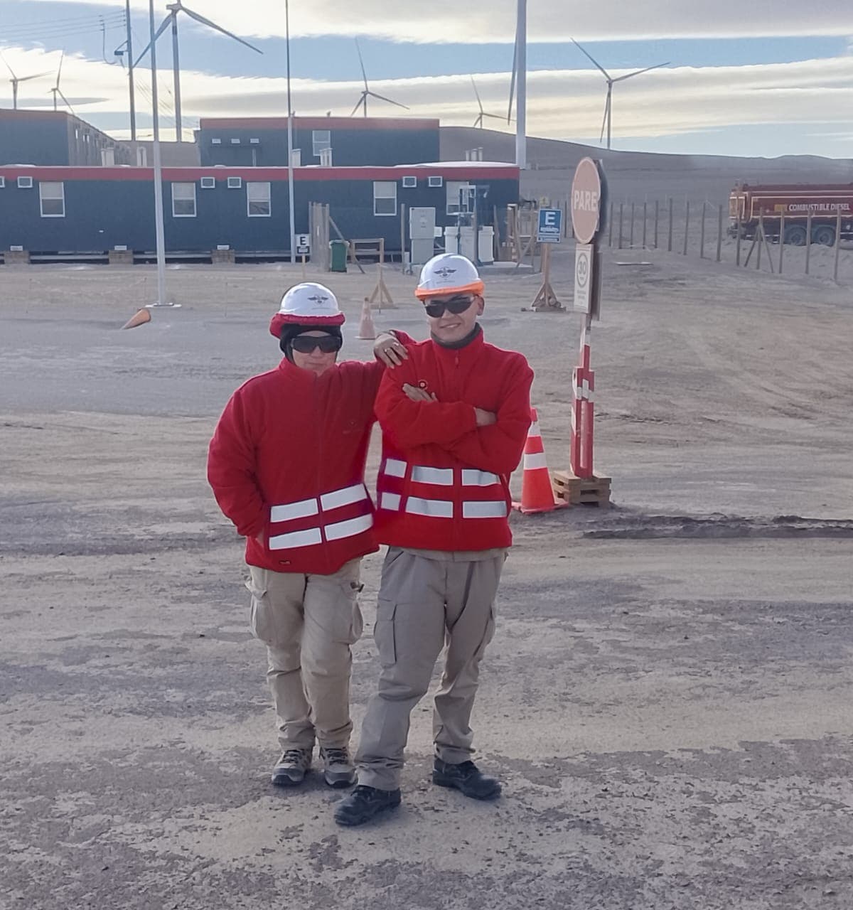 Personal de Seguridad Total con equipo de protección en terreno